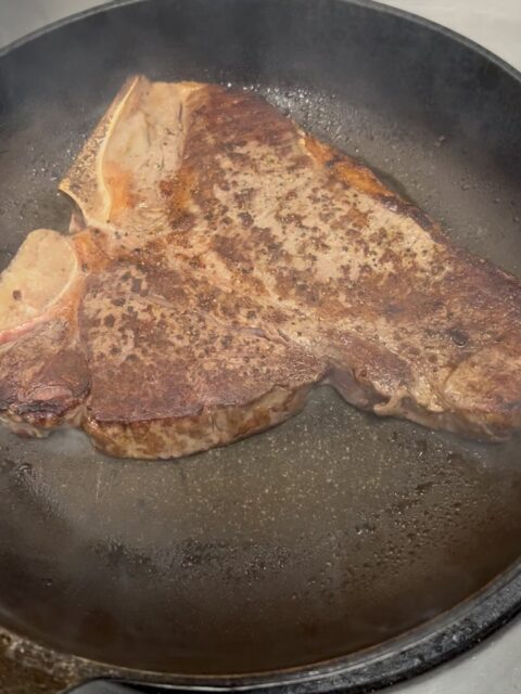 T bone steak 好評頂いております🥩
2階レストランで食べるも良し！
直売所で購入してご自分で焼くも良しです！！

おはようございます☀
今日は3月並みの陽気になるそうで、、
週末はまた寒波と気温差で体調崩さないようにお気を付けください🤧

本日も地元のお野菜、
アグリマインドのトマト、いちご🍅🍓
ロピアの冷凍国産牛肉🥩など

来たら何か欲しいものがあるはず🌟
ドライブがてらでも是非お立ち寄りください😊
現在、北アルプス見えてます🏔️🏔️🏔️

2階レストランhidama*riではフェア期間中以下のメニューをご用意しております
⭐︎ビーフシチューセット(ライスorパン+サラダ付き)2500円　1日20食

⭐︎Tボーンステーキランチ(ライスorパン+トマト食べ放題付き)10000円　
4名様で1セットご注文できます。追加人数に関しましては5人目からパンorライス+トマト食べ放題料金500円になります
こちらは3日前予約になりますのでご注意下さい

その他日によってトマトカレーか日替わりパスタ　お食事された方限定+300円でトマト食べ放題(味変で各種手作りドレッシングなどご用意してます)🍅
大人気のいちごパフェも如何ですか？
コーヒーだけでも気軽に立ち寄ってくださいね☕️

営業時間11:00-14:00(ラストオーダー13:40)

#八ヶ岳寒いほどお得フェア 
#あけの農さん物直売所 
#レストランhidama*ri