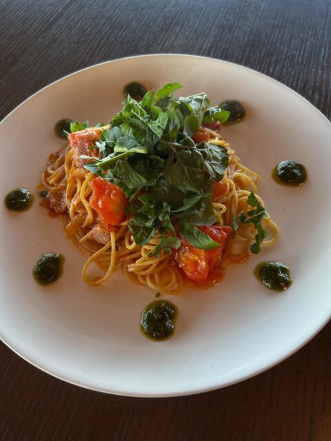 おはようございます☀

今日も元気にオープンしてます！
2階レストランもまもなくオープンです！

直売所　
浅尾大根、干し大根、長芋、カボチャ、りんご、柚子、野沢菜、蕪、葉物野菜など

レストランhidama*ri
本日の日替わりパスタ
ベーコンとルガンティーノの
トマトソーススパゲッティ
生ルコラとルコラペースト添え🍝です！

本日も皆様のご来店お待ちしております😊

#あけの農さん物直売所 
#有限会社アグリマインド 
#レストランhidama*ri