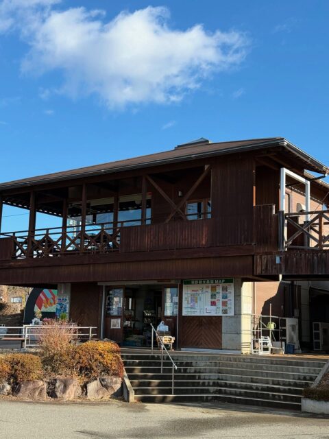 ✨\ｵﾊﾖｳｺﾞｻﾞｲﾏｽ/✨

本日も北杜市明野は綺麗に
山肌も見えて陽の光も入り
寒いけど過ごしやすい空気です⛰️

本日も\\浅尾大根//たくさん
入っております!

りんご🍎もたくさん✨

🉐\本日の詰め放題/🉐
・キウイフルーツ🥝
・じゃがいも🥔

となっております‼️

本日もよろしくお願い致します✨

#あけの農さん物直売所
#あけの農さん物直売所レストラン
#agrimind#アグリマインド
#山梨県北杜市明野町
#朝採れ#野菜#果物
#ランチ#カレー#ソフトクリーム
#トマト 
#トマト生活#🍅#ゆるキャン聖地
#ゆるキャン #明野ひまわり畑
#yamanashi #hokuto 
#北杜市#tomato
#yurucamp
#ゆるキャン聖地巡礼
#明野農産物直売所 #旬の果物 #りんご #柿 #秋スイーツ