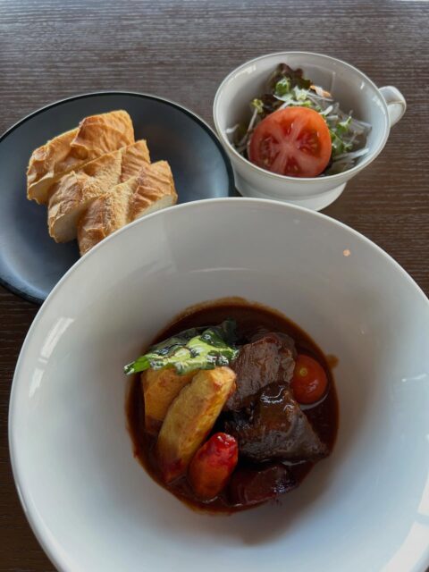 富士山から南アルプス、八ヶ岳、時には
北アルプスまで全貌できる
レストラン「hidama*ri」でいつもより少しだけ
贅沢なランチはいかがですか！

八ヶ岳寒いほどお得フェアにて提供しました
ビーフシチューセットと
ステーキランチ(要予約)、
大変ご好評いただきありがとうございました。

そこでお知らせです。
「ビーフシチューセット」2500円、
内容:シチュー、ライスorパン、サラダ、ハーフサイズいちごパフェ

「ステーキランチ」10000円（4名様までシェア出来ます)
内容:ステーキ、ライスorパン、トマト食べ放題

期間限定で継続決定いたしました。

まだまだ寒い日もあると思います。
温かいシチューでほっこり&ハーフパフェでほっぺがおちて。
贅沢に肉の塊を頬張りたい気分になる方もいらっしるのではないでしょうか！？

この期間にいつもより少しだけ贅沢なランチを
レストラン「hidama*ri」からあなたへ。

お待ちしております。

日替わりパスタ、カレー、大人気いちごパフェ、
お食事された方限定のトマト食べ放題などもございます。
新メニューも登場の予感。
飲み物だけでもお気軽にお立ち寄り下さい。

#レストランhidama*ri
#あけの農さん物直売所 
#株式会社アグリマインド