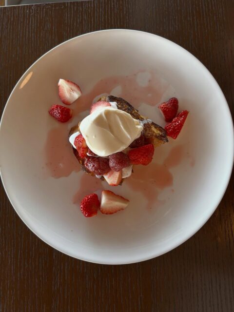 新メニュー
いちごのフレンチトースト800円
本日よりスタート！！
需要あることを願う🙏

おはようございます☀
週末晴れ予報でお出かけ日和。。。
是非こちらにもお立ち寄り下さい🚗🏍️🚲🏃

店内も春らしい野菜が出始めてます。
ふきのとうも本日初入荷です。
いちご、とまともたくさんあります。
皆様のご来店お待ちしております😊

#株式会社アグリマインド 
#あけの農さん物直売所 
#レストランhidama*ri