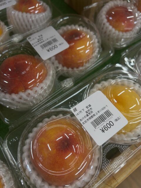 早生の桃　ふくおとめ🍑
今期初入荷です！！
今朝採りたてですよーーー！！

おはようございます☁️

明野産のほうれん草、かぶ、ブロッコリー、
各種葉物野菜、大根、玉ねぎにじゃがいも

たけのこやわらひも有ります！

本日も皆様のご来店お待ちしております😊

#株式会社アグリマインド 
#あけの農さん物直売所 
#レストランhidamari