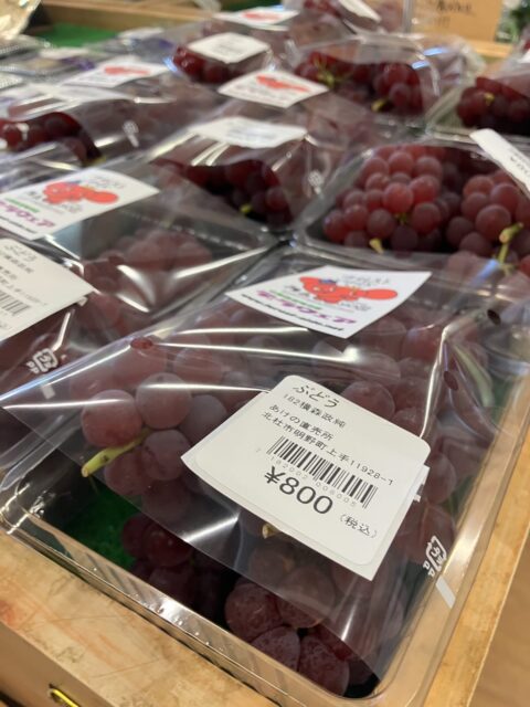 おはようございます♪
8/6(木) 

\\本日のオススメ//

🍇デラウェア🍇

食べやすく、適度な酸味で上品な芳香が
ある品種です😊

是非お買い求め下さいませ♪

#明野サンフラワーフェス
#ゆるキャン#ゆるキャン聖地巡礼
#ゆるキャン聖地#ひまわり#🌻
#あけの農さん物直売所