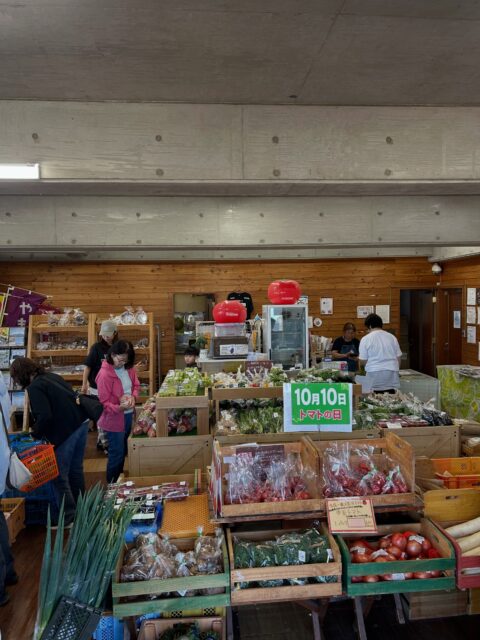 朝から大勢のご来店ありがとうございます。

おはようございます☀
快晴の3連休中日です！！
皆様気を付けてお出かけ下さい。

白菜、サニー、レタスなど、
どんどん売れてます、、💦
お早めに！！

津金産、明野産のりんごございます！！
シャインマスカット、マスカットノワール、
北杜のいちごもございます！

他にも浅尾大根、椎茸、ネギなど秋の味覚が満載！！

アグリマインドのトマト只今入荷しました🍅

本日も皆様のご来店心よりお待ちしております😊

#株式会社アグリマインド
#あけの農さん直売所 
#レストランhidamari
